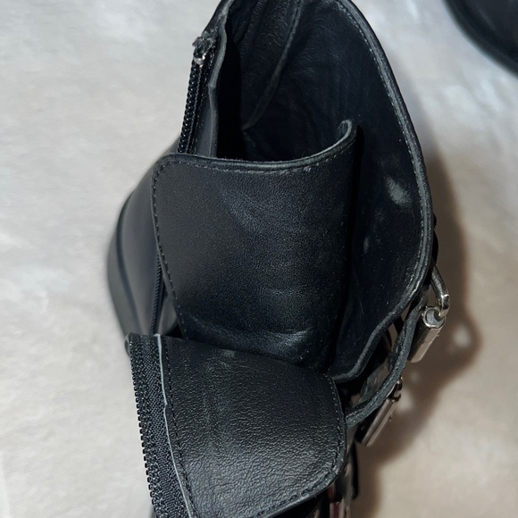 Steven New York Women’s Leather Edgy Black ⚫️ Bold Buckle Side Zipper SZ 6.5 💋 - Picture 10 of 13
